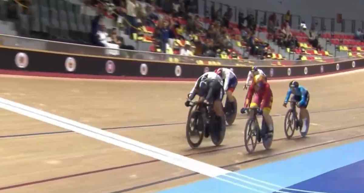 Izzah Izzati wins at home to retain Asian keirin title