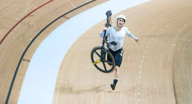 Kiriltsev finishes on foot to progress at Hong Kong 🎥