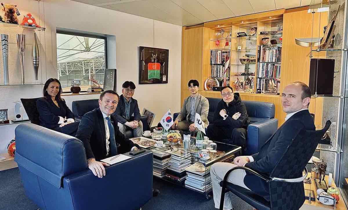Korean delegation discusses a new Seoul velodrome on visit to UCI HQ