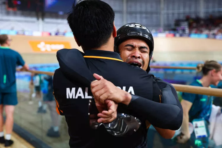 Tears of joy as Awang wins Commonwealth keirin gold